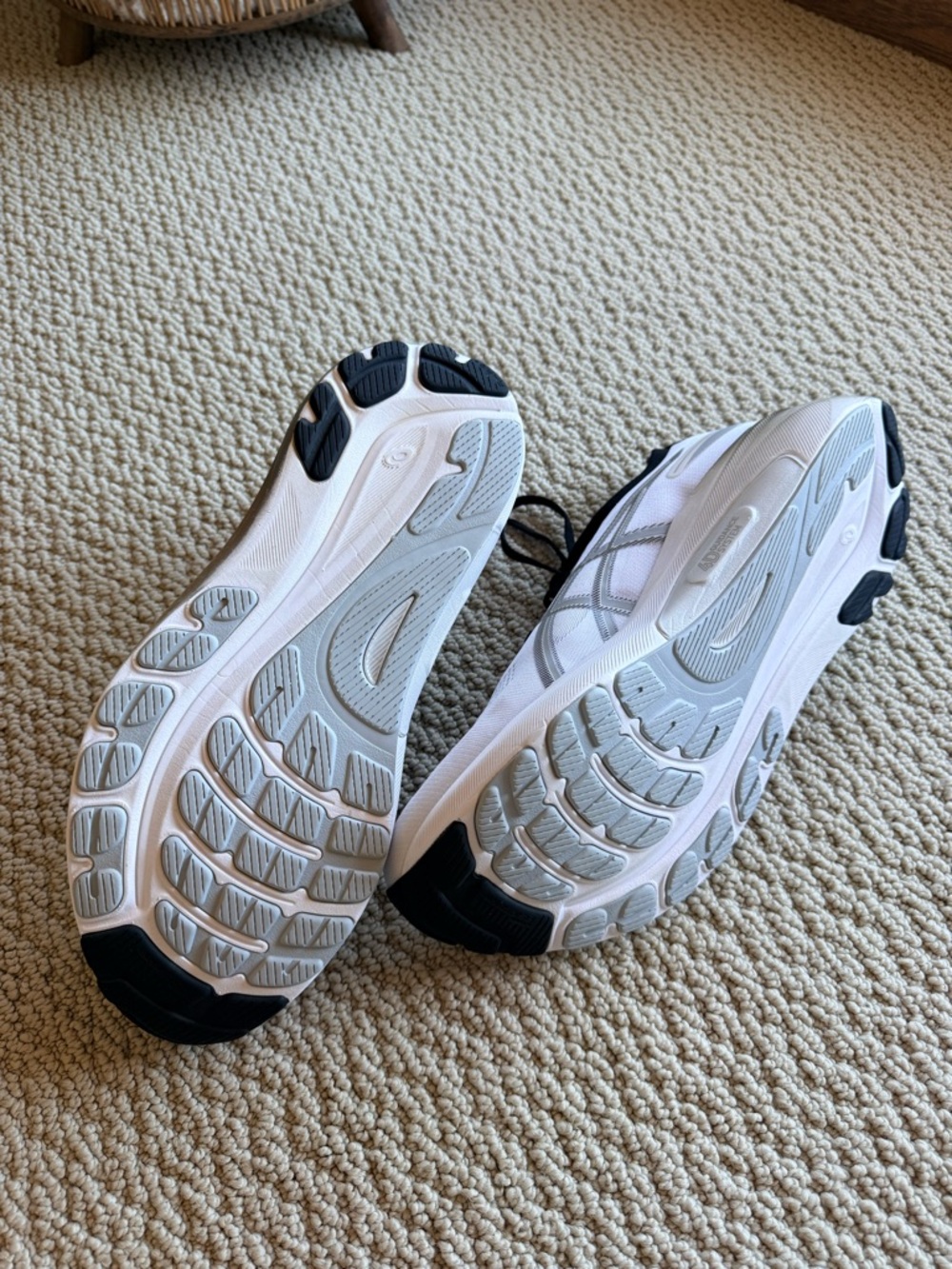 ASICS White & Black GEL-Kayano Running Shoes - mens size 12 - Picture 5 of 6